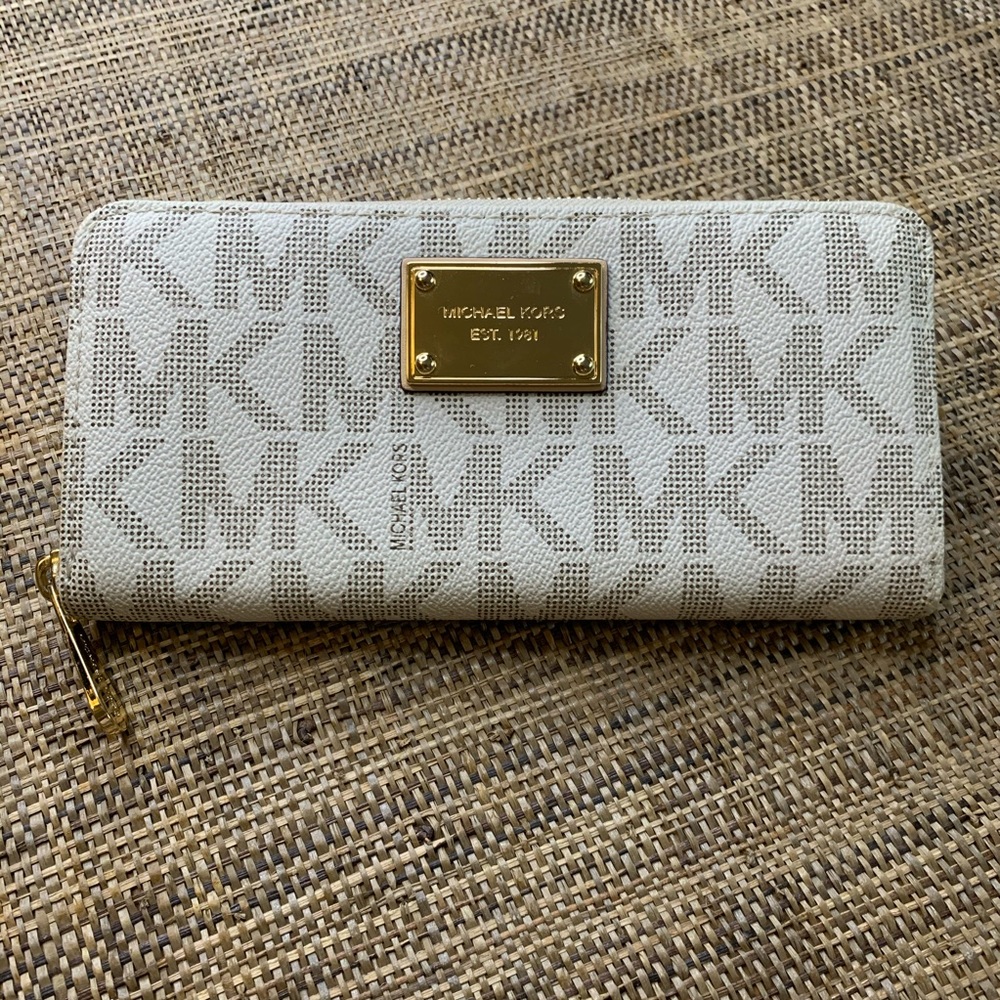 Michael Kors jet set monogram wallet
